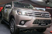 Cận cảnh Toyota Hilux phiên bản mới giá từ 496 triệu đồng